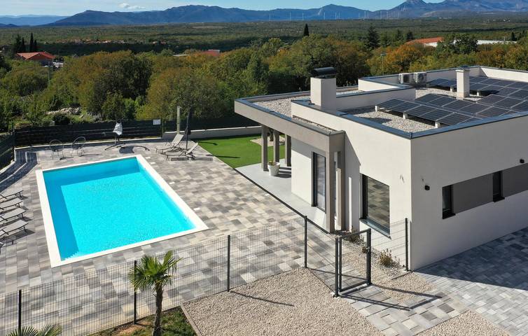 Geräumige 2-Zimmer-Wohnung mit Pool, Terrasse und WLAN in Makarska Riviera