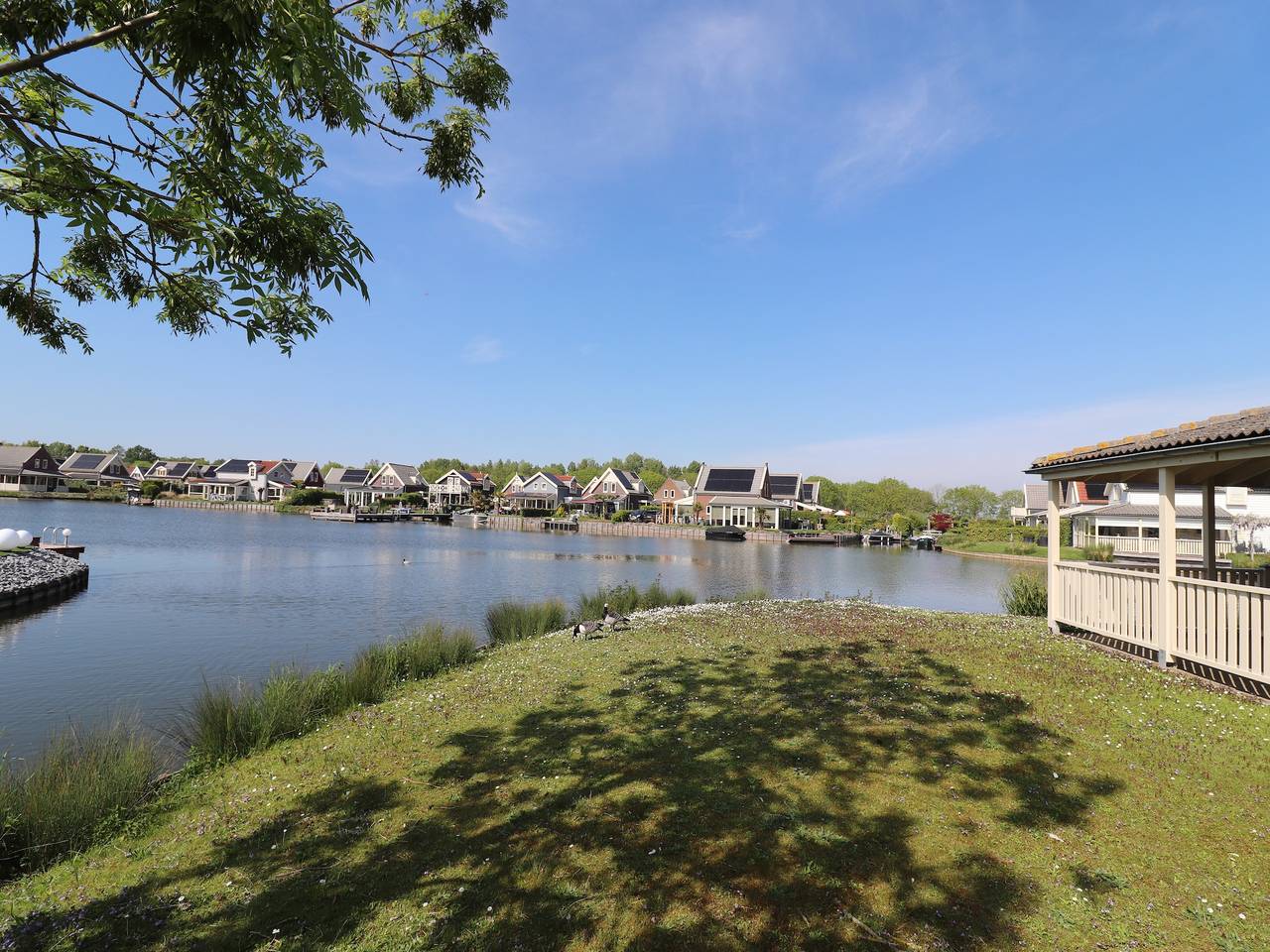 Bungalow aan het Water met Sauna in Bernisse, Nederlandse Noordzeekust