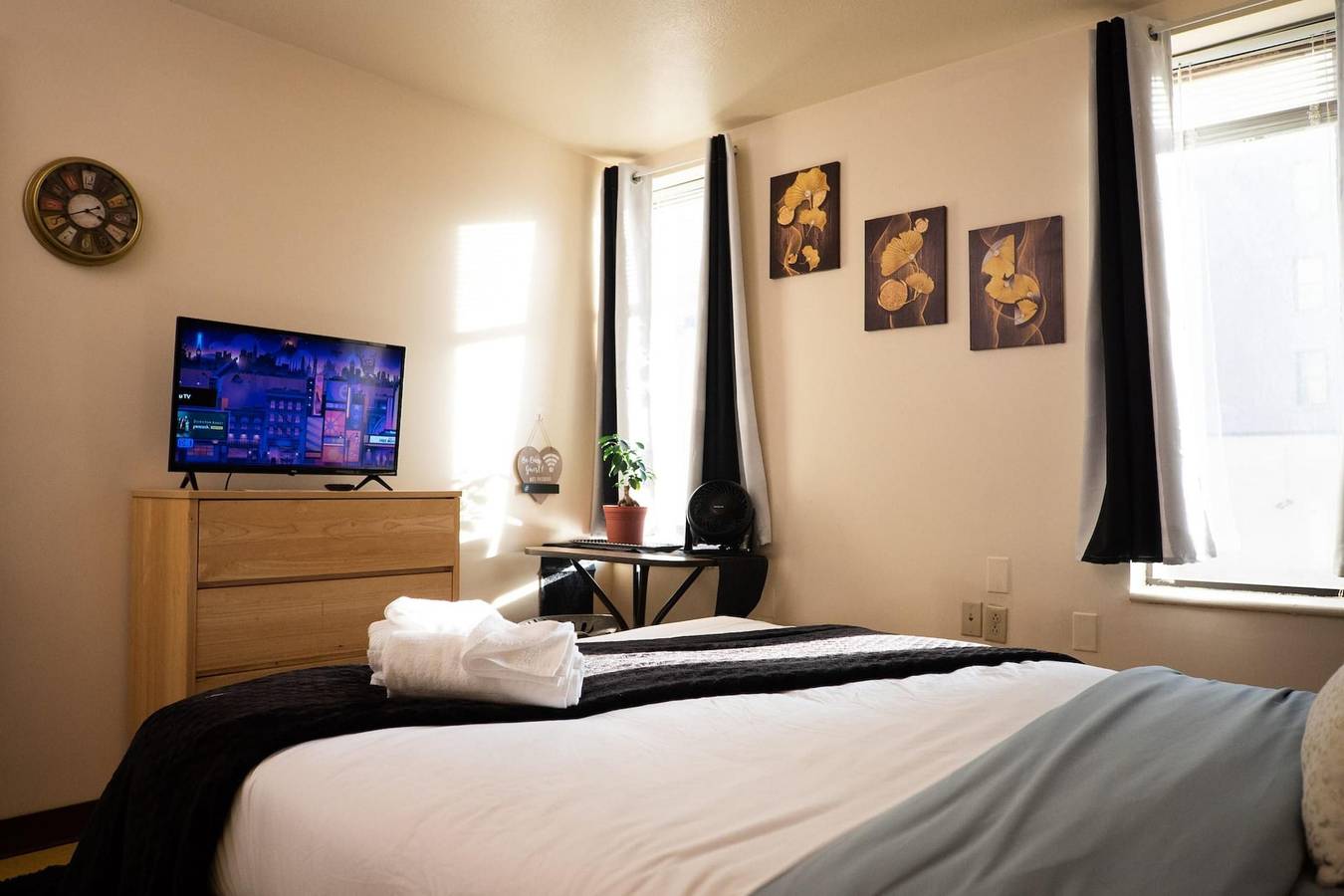 Entire apartment, Amazing Downtown Apt Roku Tv Walk Everywhere in Pittsburgh, Allegheny County