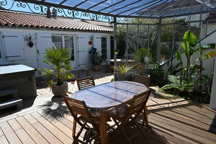 Gîte pour 4 personnes, avec jacuzzi ainsi que jardin et terrasse