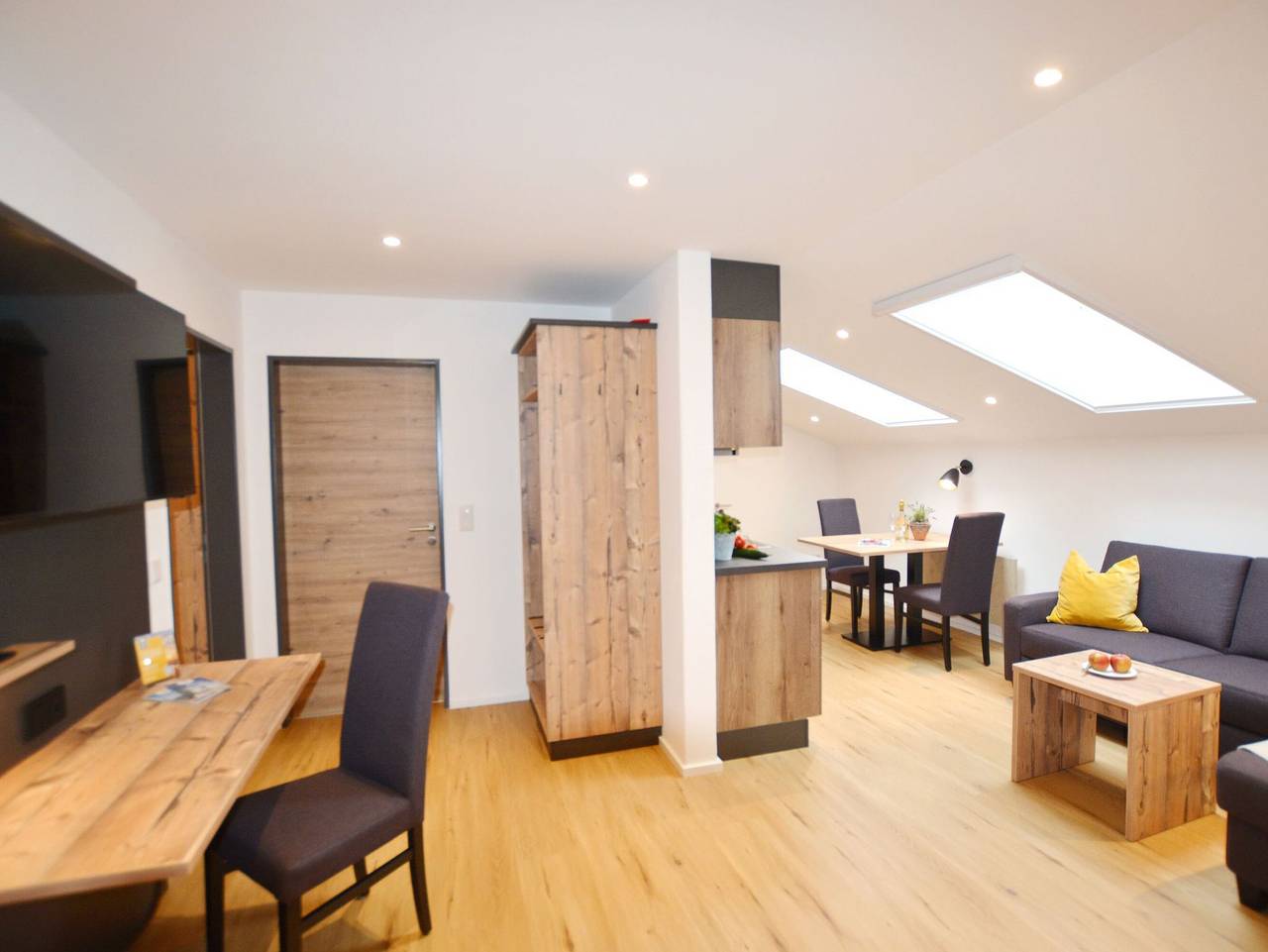 Ganze Ferienwohnung, Seethal-Chiemseestrand - Moderne Dachgeschosswohnung in Seenähe ? Übersee-Feldwies in Übersee, Chiemsee
