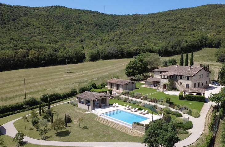 Agriturismo per 16 persone, con Balcone e Giardino nonché Piscina e Vista lago in Lago Trasimeno