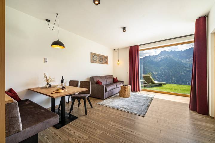 Entire apartment, Holiday Apartment "Paflur Lodges Abendrot" with Mountain View, Private Terrace & Wi-Fi in Tanas, Laas