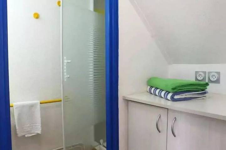 Location de vacances pour 4 personnes, avec terrasse ainsi que balcon/terrasse et piscine dans Plage De Pen Bron - 3