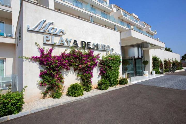 Hôtel pour 3 personnes, avec bassin pour enfant ainsi que piscine et jardin