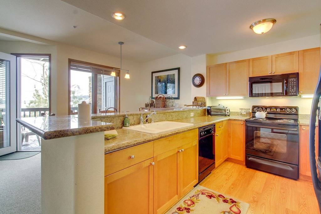 Ganze Wohnung, Diese Ski-in / Ski-out-Wohnung bietet einen atemberaubenden Blick auf die Berge und einen gemeinsamen Whirlpool! in Mammoth Lakes, Mammoth Mountain