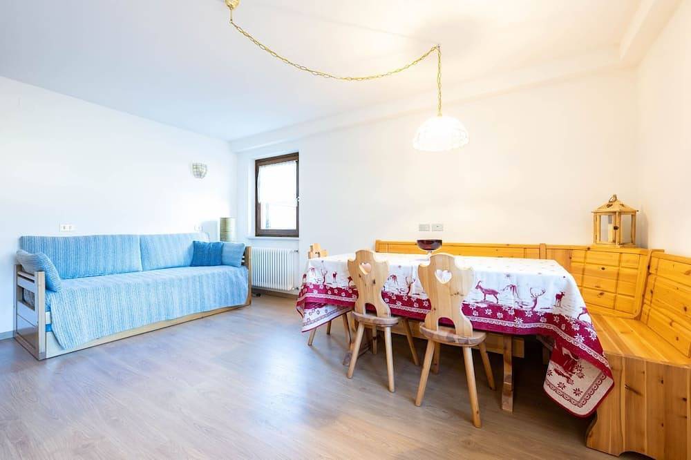 Ganze Wohnung, Apartment located in a very quiet and green area about 500 meters from the cable car Catinaccio in V in Vigo di Fassa, San Giovanni di Fassa