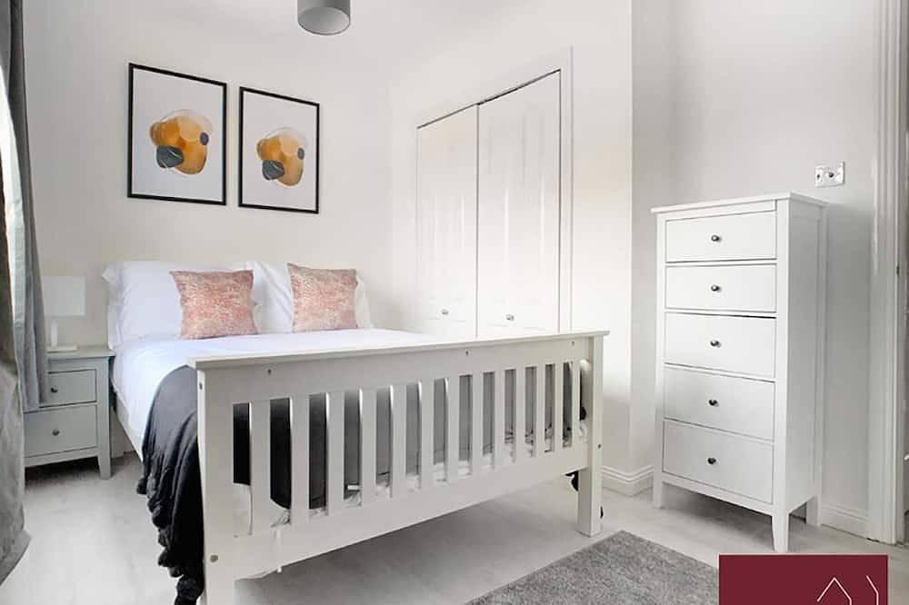 Woking - Garden, Parking, Pets Welcome in Woking, Surrey
