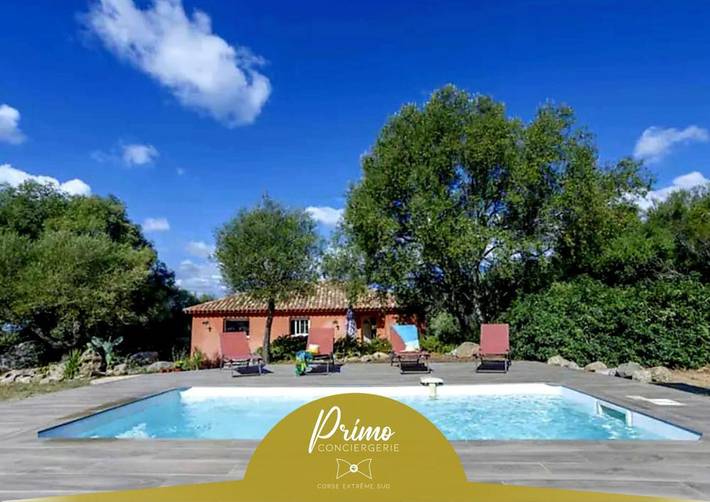 Villa pour 8 personnes, avec piscine ainsi que vue et jardin à Figari