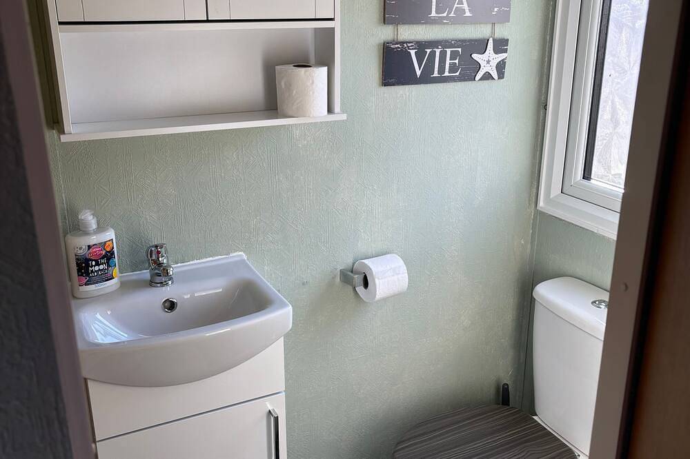 2 Bed Caravan - Sleeps 6 - Dogs - Parking - Wifi in Ingoldmells, Lincolnshire