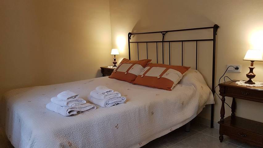 Entire apartment, Apartment 'El Rector' with private terrace, Wi-Fi and air conditioning in Sant Martí Sesgueioles, Barcelona Inland