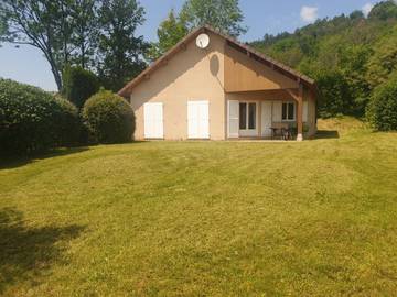 Gîte pour 6 personnes, avec terrasse et jardin dans le Jura