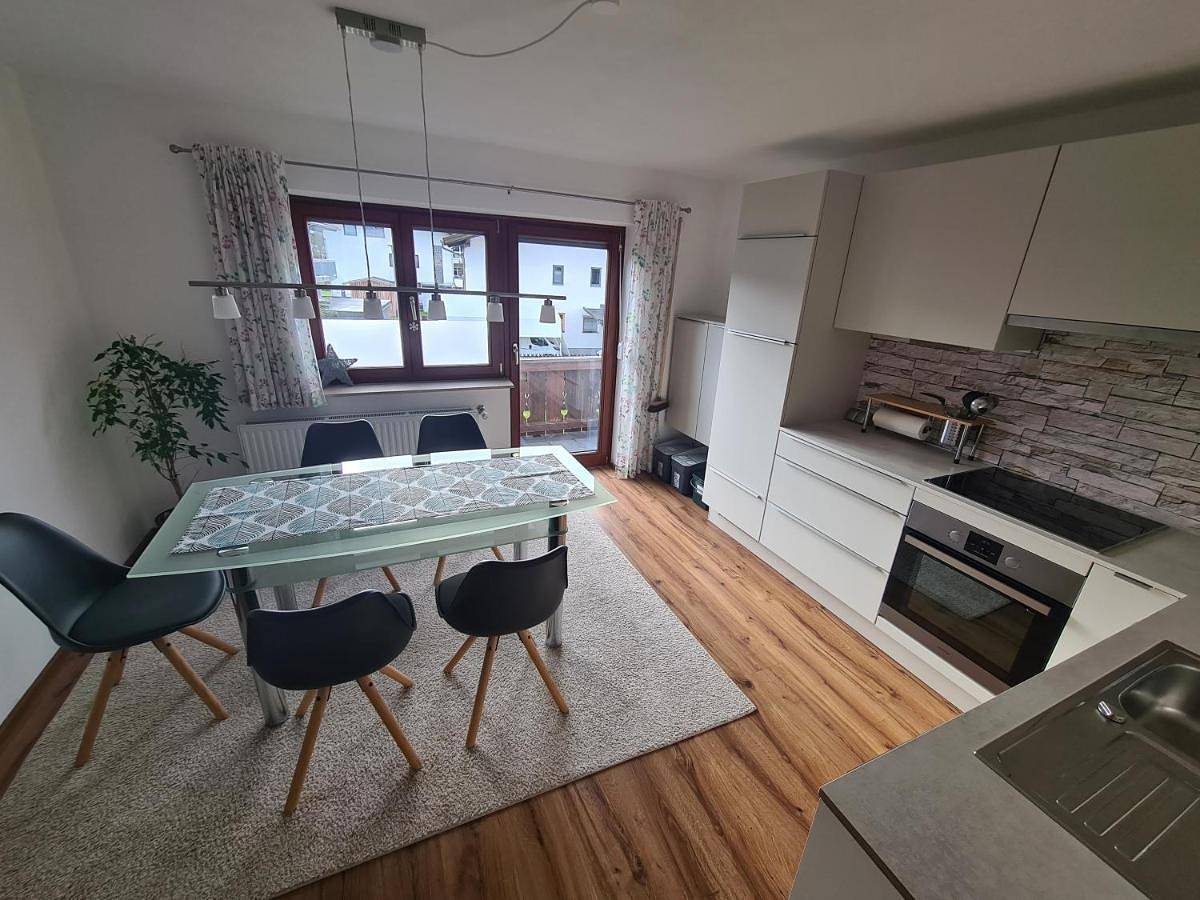 Ganze Wohnung, Two-Bedroom Apartment with Balcony in Reutte, Außerfern