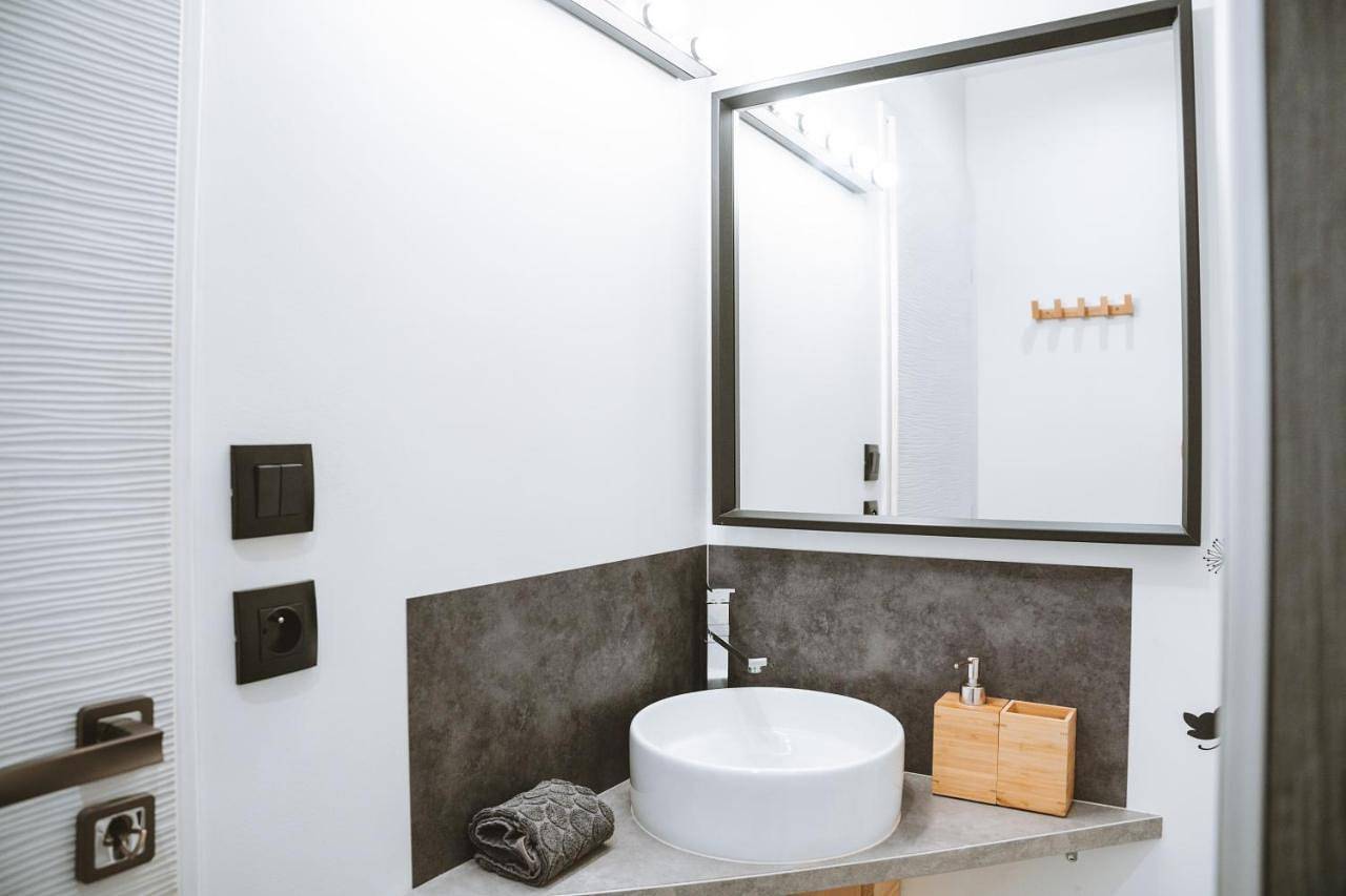 Appartement entier, Séjour pro & Famille - Gîtes meublés Wood Sky - Wifi Parking privé Terrasses & Jardin in Laveyron, Région de Valence