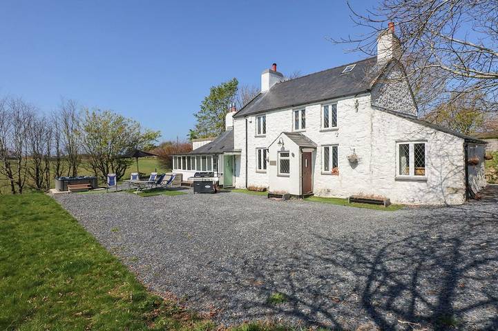 Holiday rental for 10 people, with garden and hot tub, with pets in Nefyn