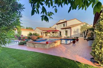 Gîte pour 2 personnes, avec piscine ainsi que terrasse et vue à Théza