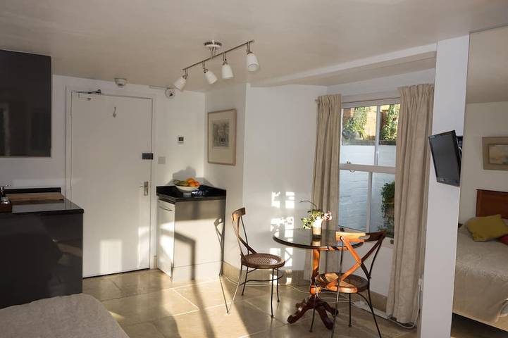 Appartamento intero, Luxury Riverside Studio with Conservatory and Wharf nel centro di Oxford in Oxford, Oxfordshire