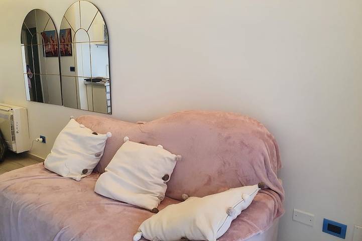 Appartement entier, Face mer tout confort avec clim , wifi , internet. situation exceptionnelle. in Juan-les-Pins, Antibes