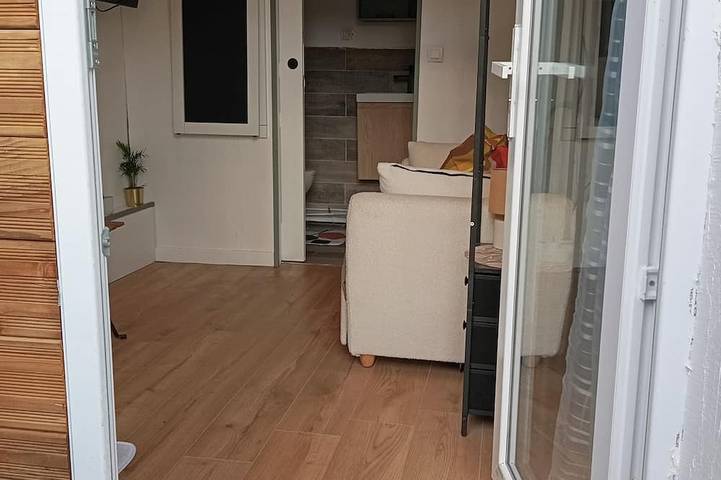Cozy room 15 minutes from Paris-Orly with a bathroom and private terrace in Choisy-le-Roi, Val-de-Marne