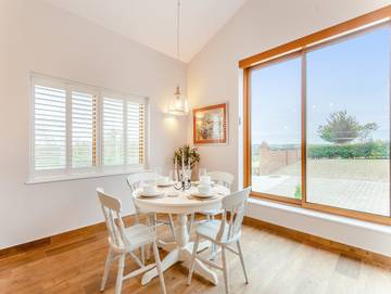 Log Cabin for 4 People in Woodford, Northamptonshire, Photo 3