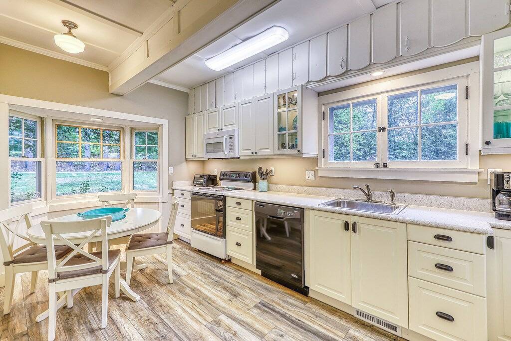 Neue Auflistung! Cottage am See mit abgeschirmtem Pavillon, Dock, 2 Hektar Fläche in Adirondack Mountains