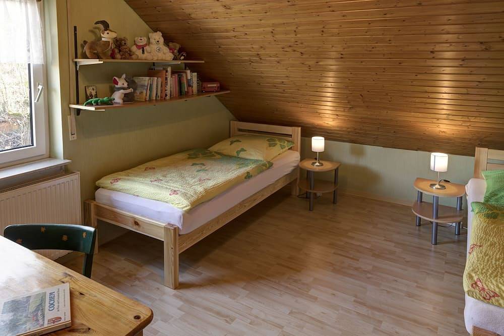 Geheel appartement, Comfortabel zolderappartement in landhuisstijl met balkon en gratis Wifi in Cond, Cochem
