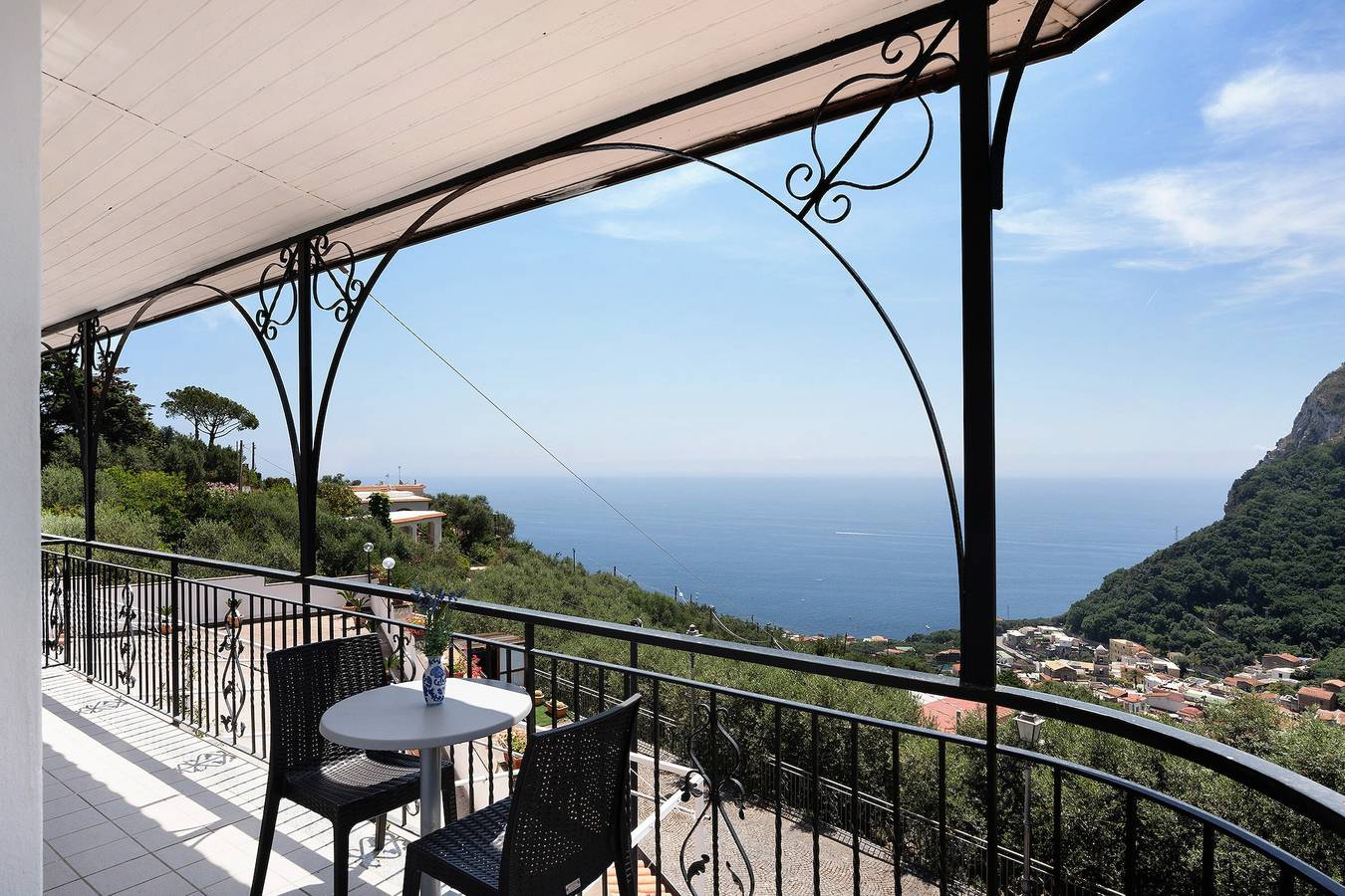Appartamento intero, Appartamento 'Appartamento Capri' con vista mare, Wi-Fi e aria condizionata in Napoli e dintorni