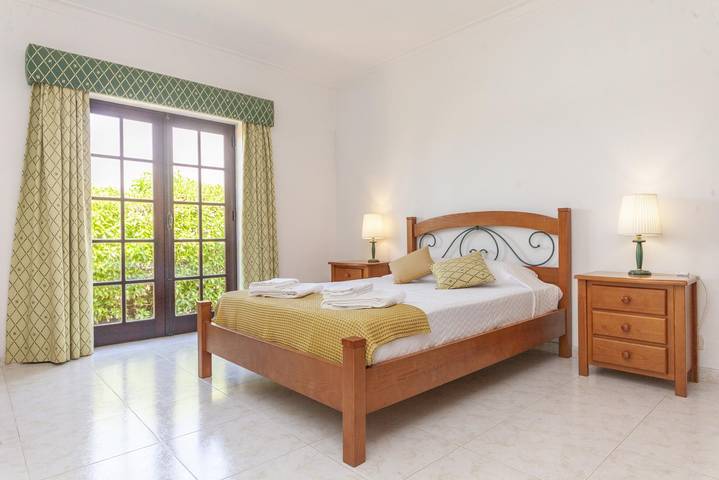 Gîte pour 2 personnes, avec terrasse ainsi que jardin et piscine à Lagos - 3