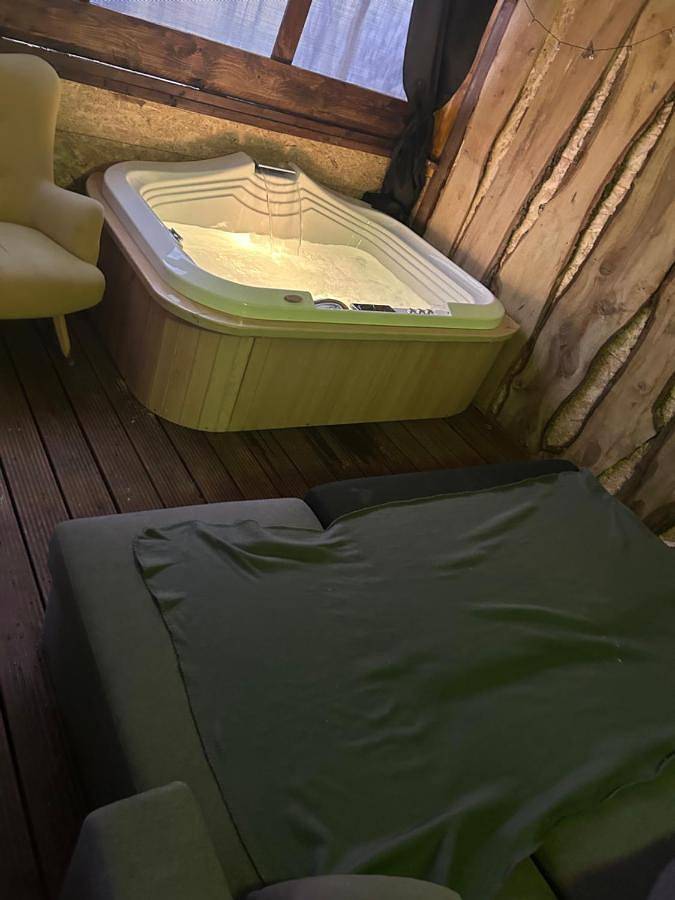 Camping per 5 persone, con giardino e panorama nonché terrazza e piscina a Medolino