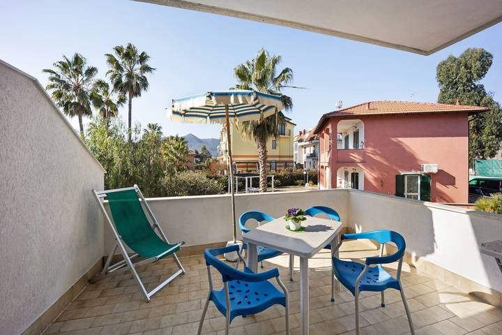 Appartamento intero, Appartamento 'Villa Paola Bilo 4' con piscina, Wi-Fi e giardino - animali ammessi in Loano, Riviera di Ponente