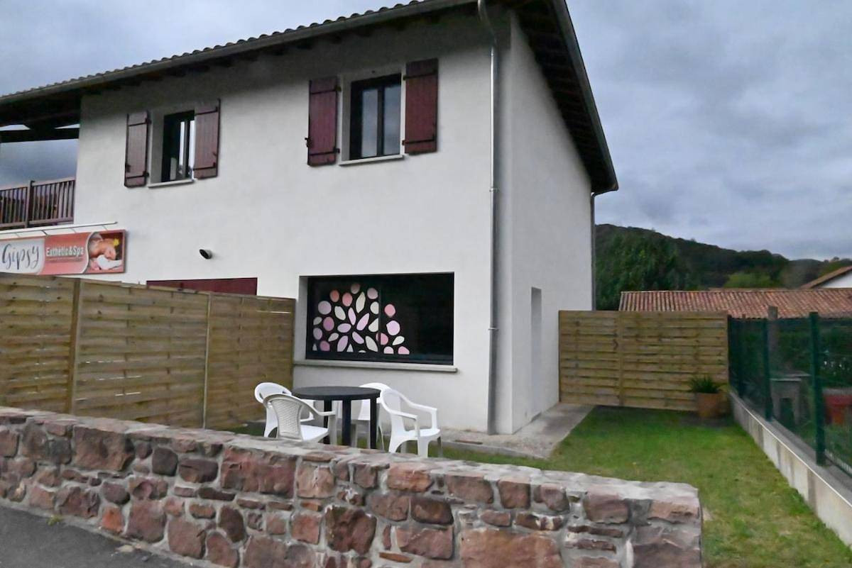 Appartement entier, One-Bedroom Apartment in Saint-Étienne-de-Baïgorry, Région de Bayonne