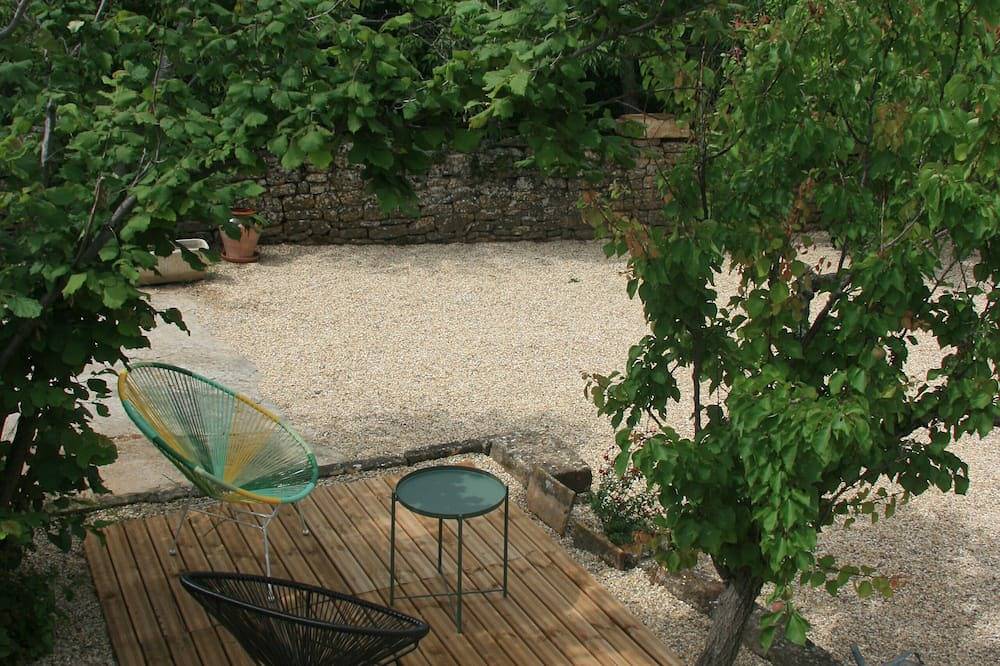 Masía reformada en un pueblo medieval. in Castillon-du-Gard, Region de Nimes