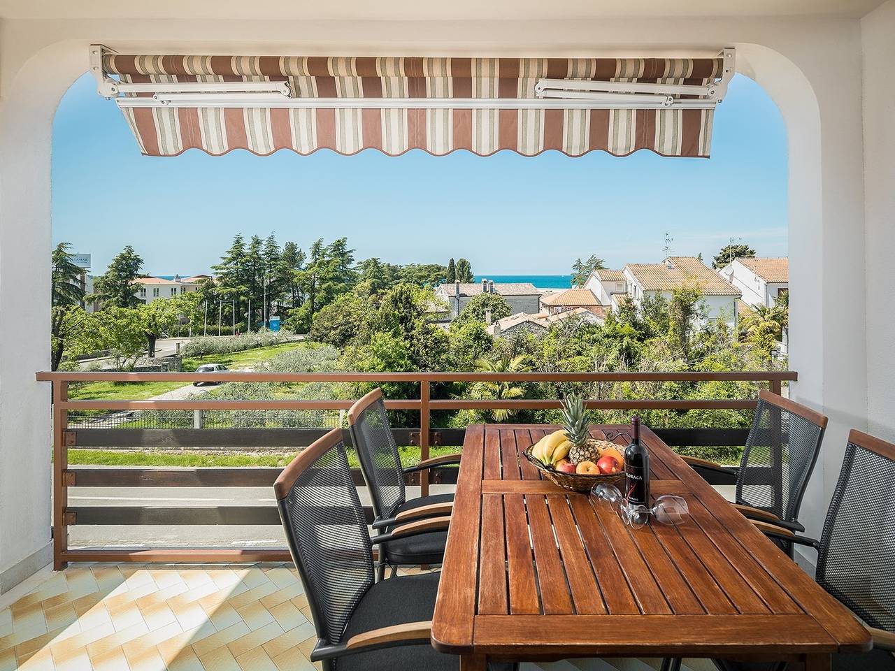 Apartamento entero, Popular fully equipped modern three bedroom apartment in a top location in Porec near the beach and with sea view in Poreč, Region de Porec
