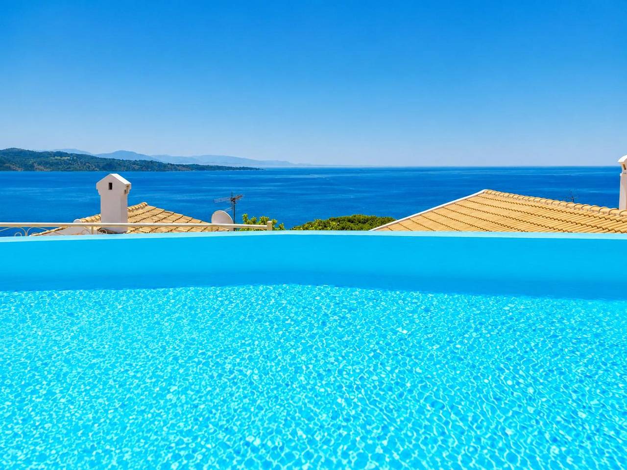 Villa Frosso: Large Private Pool, Walk to Beach, Sea Views, A/C, Wifi, Car Not Required              - 556 in Kalami, Corfu