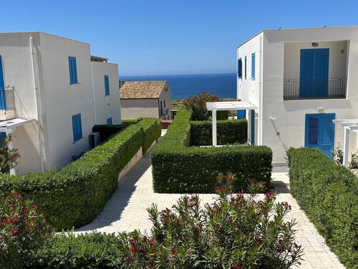 Location de vacances pour 2 personnes, avec piscine ainsi que vue et jardin dans Macari - 3