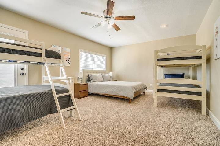 Vacation rental for 15 people, with balcony and yard, with pets in Dallas