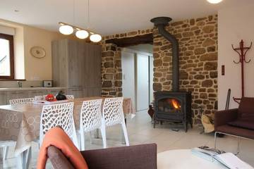 Gîte pour 5 personnes, avec jardin à Champcervon