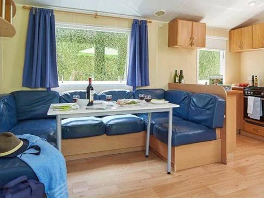 Camping Marvilla Parks - Kaatsheuvel - Stacaravan 8 personen - Stacaravan | Classic | 3 slaapkamers | 6/8 pers. | Terras met verhoging, niet overdekt in Kaatsheuvel, Noord-Brabant