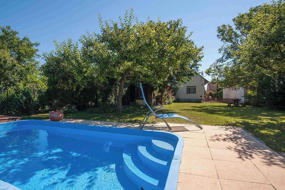 Appartamento intero, Appartamento con piscina e aria condizionata in Balatonkeresztur, Riva Meridionale del Lago Balaton