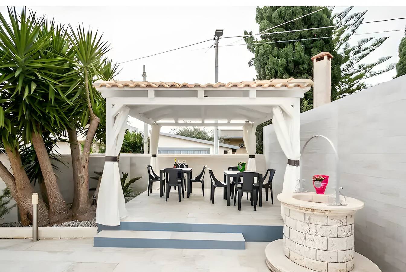Villa Anny avec jacuzzi, tout près de la mer in Falaride, Avola