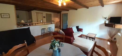 Gîte pour 6 personnes, avec jardin à Bannes