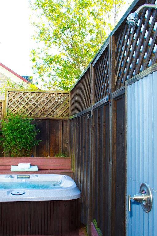 Historisches Haus mit Whirlpool und privater Terrasse aktualisiert. Ein Block zum Strand und Downtown! in Pacific Grove, Monterey County