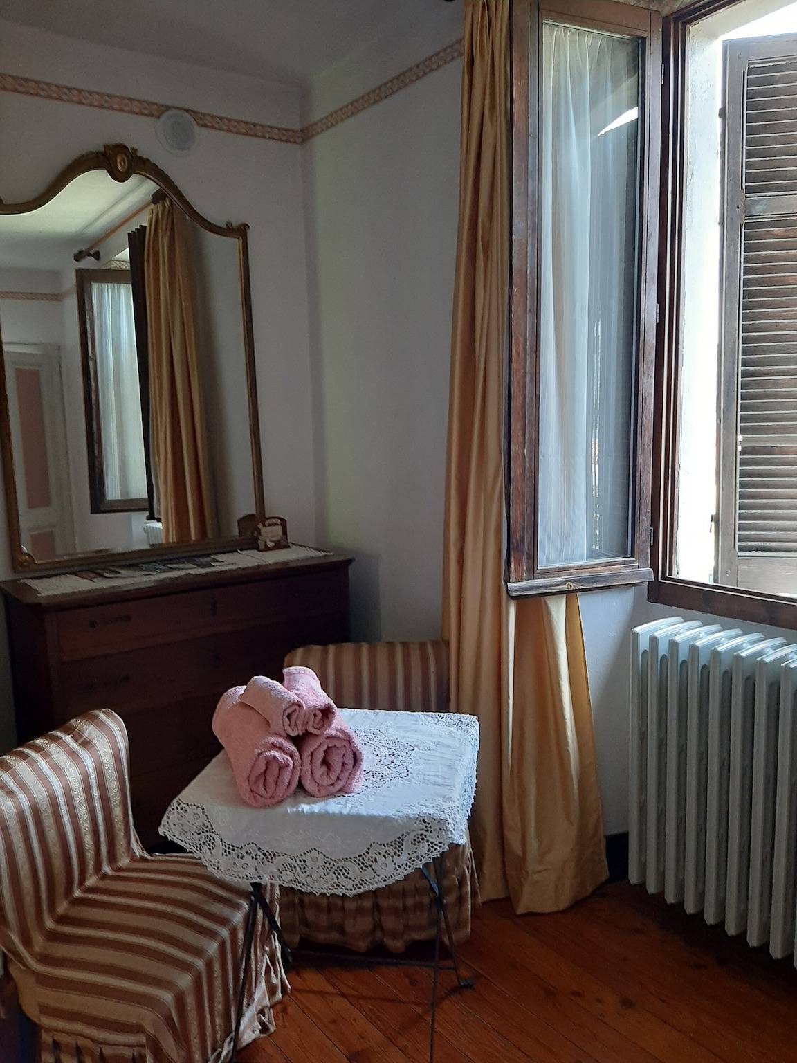 Pension 'Sorgiva' mit Seeblick, Gemeinschaftsgarten und Wi-Fi in Casale Corte Cerro, Casale Corte Cerro Gemeinde