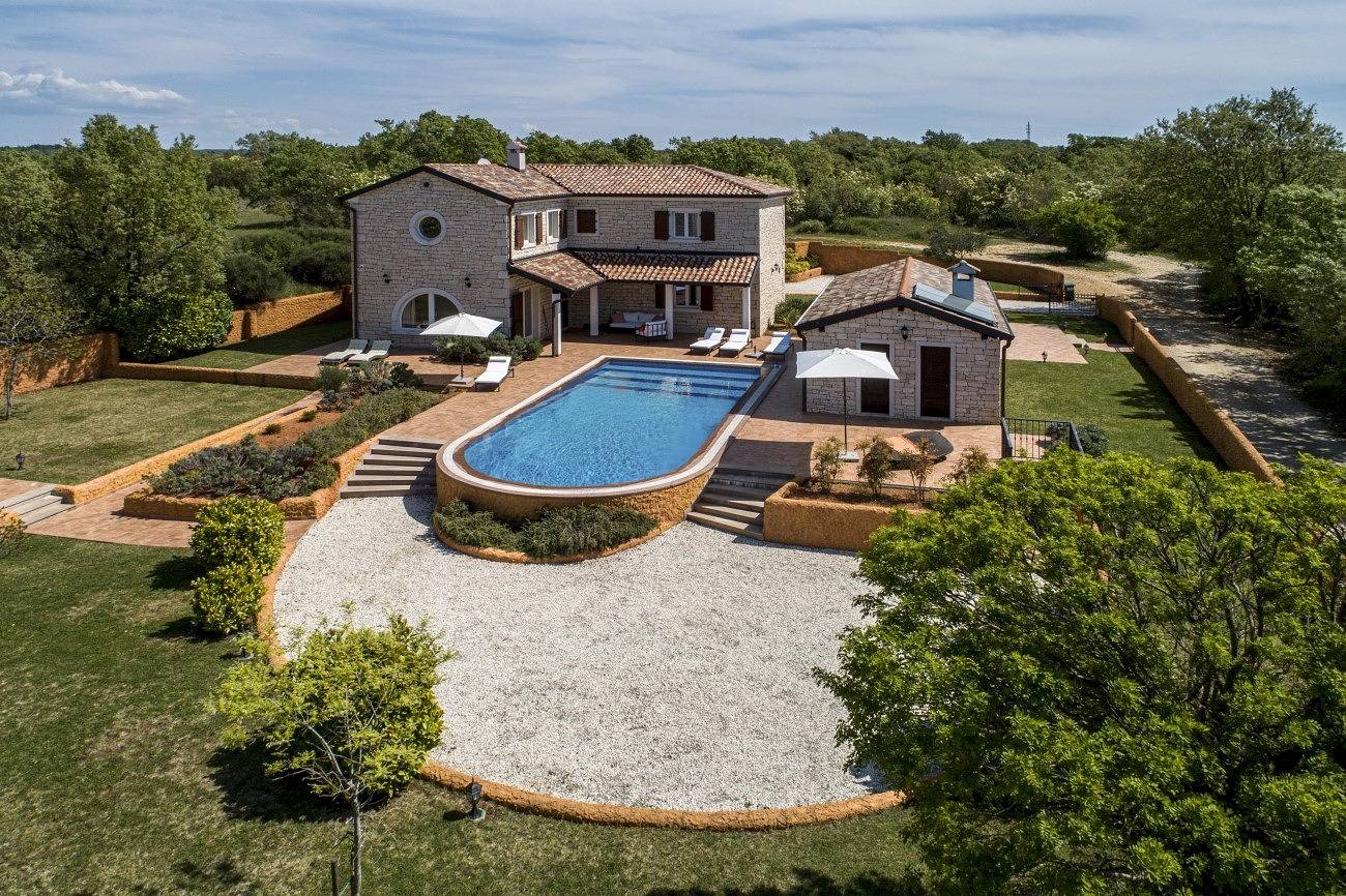 Villa Lux. Ema mit beheiztem Pool, umgeben von mediterraner Vegetation in Čabrunići, Svetvinčenat