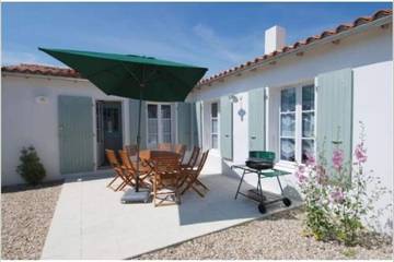 Gîte pour 8 personnes, avec jardin et terrasse, animaux acceptés dans Plage de La Conche des Baleines