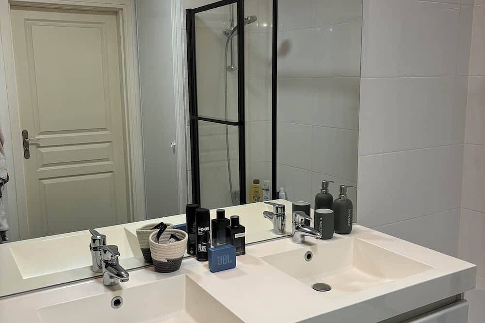 Apartamento entero, Appartement Lumineux à Suresnes à Côté de Paris Vue Tour Eiffel in Suresnes, Altos del Sena