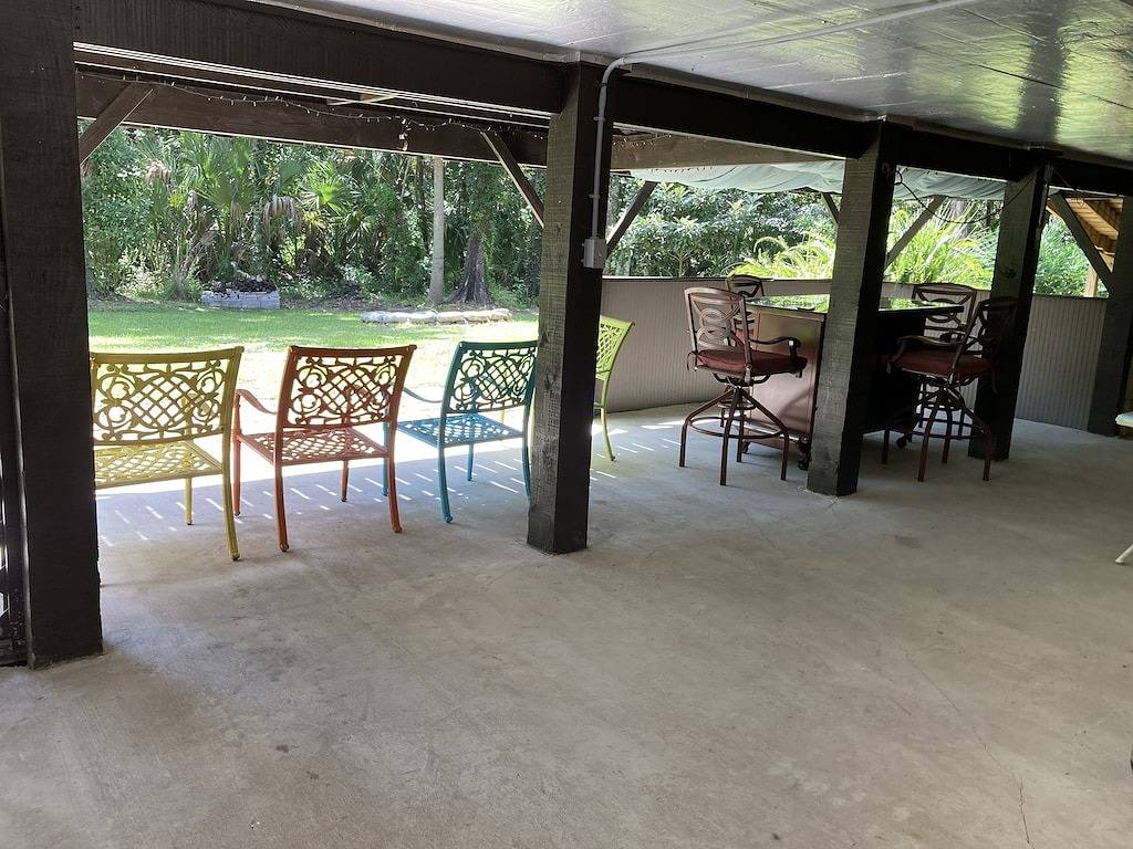 Stilt home close to Macraes, city dock, Wild Life Park. in Homosassa, Citrus County
