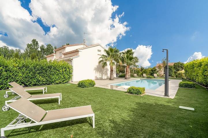 Villa pour 10 personnes, avec terrasse ainsi que piscine et jardin - 1