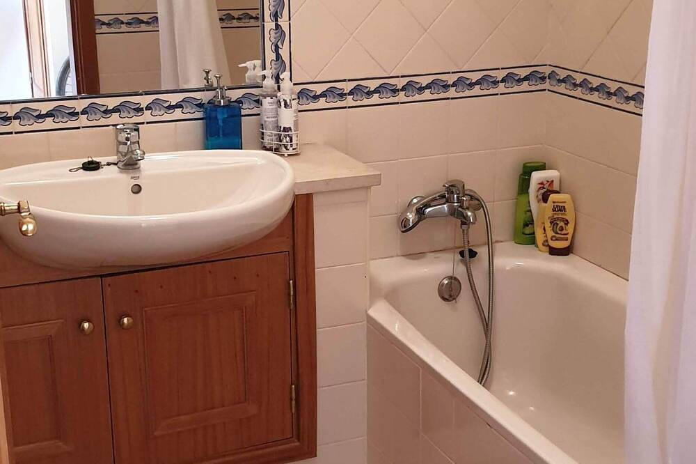 Entire apartment, 15mins walk to beach! Cozy apartment with communal pool and Bbq area! in Alvor, Faro District