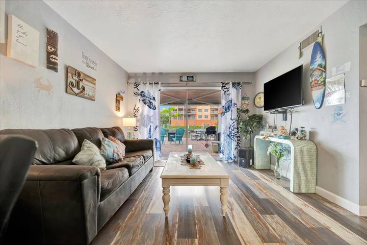 Vacation rental for 5 people, with yard and balcony, kid friendly in Treasure Island